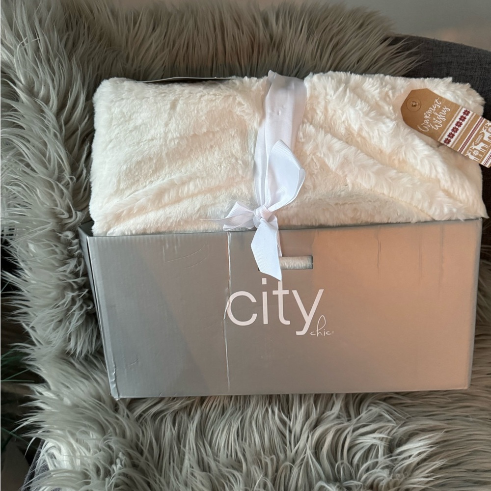 City Chic Off-White Throw/Blanket
